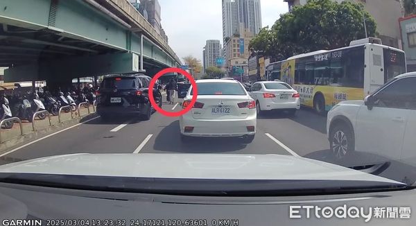 ▲台中2惡煞「國道丟珍奶」逼車畫面曝！持破窗器砸車　孕婦懷疑老手。（圖／民眾提供）