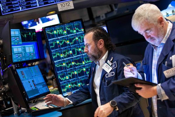 學會在市場震盪時逆勢加碼高股息ETF，就可以創造源源不絕現金流。（翻攝自NYSE臉書）