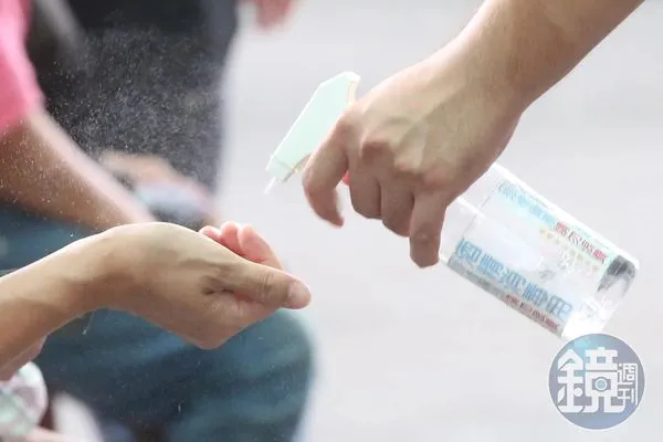 醫生黃軒指出消毒雙手遠比用酒精消毒桌面更重要。（本刊資料照）