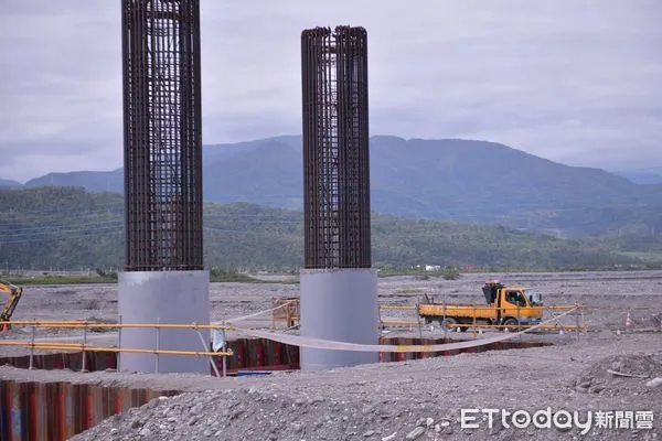 ▲▼花蓮高寮大橋基樁已全數完成，進度超前，預計將在明年上半年完工。（圖／花蓮縣政府提供，下同）
