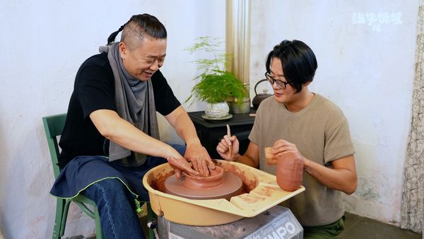 ▲▼邰智源拜訪低物慾的陶瓷創作者阿維一家 。（圖／公視提供）