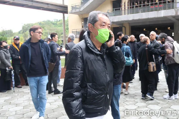 ▲朱延平導演經過張震母親趙欣然告別式。（圖／記者林敬旻攝）