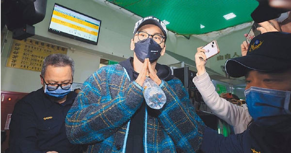 王大陸涉嫌教唆好友施暴司機，被依涉犯《刑法》教唆傷害罪、《個人資料保護法》非法利用個人資料等罪嫌，裁定500萬元交保，如今涉案藝人交保金額大洗牌，目前王大陸的交保金已超越「豆導」鈕承澤，登上冠軍寶座。（圖／中國時報杜宜諳攝）