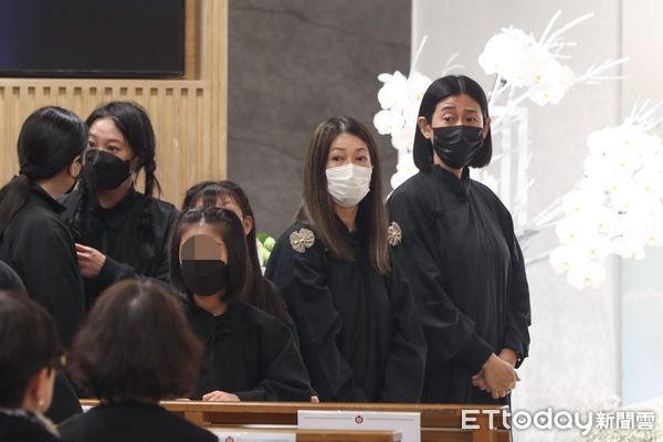 ▲（左起）張震太太莊雯如、張翰太太林利霏，出席張震母親趙欣然女士告別式。（圖／記者林敬旻攝）