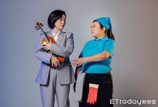 ▲《人間條件四》吳念真導演（右二）、林美秀（左二）、陳希聖（右一）及李明澤導演（左一）四人跟鄭弘儀（中）分享家族及手足間的愛恨情仇。（綠光劇團提供，下同）