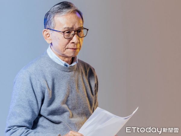 ▲《人間條件四》吳念真導演（右二）、林美秀（左二）、陳希聖（右一）及李明澤導演（左一）四人跟鄭弘儀（中）分享家族及手足間的愛恨情仇。（綠光劇團提供，下同）