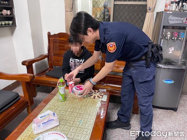 ▲▼住六龜荖濃的15潘姓少年，因祖母不適，隨救護車陪同前往旗山醫院治療，因須返校讀書，獨自步行返家，被警方發現時，已步15公里。（圖／記者吳世龍翻攝）