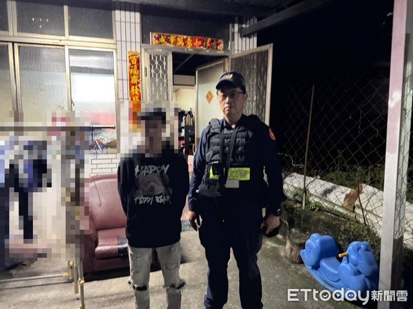 ▲▼住六龜荖濃的15潘姓少年，因祖母不適，隨救護車陪同前往旗山醫院治療，因須返校讀書，獨自步行返家，被警方發現時，已步15公里。（圖／記者吳世龍翻攝）