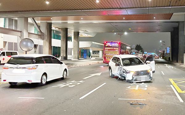 ▲桃園市莊姓女子今天凌晨零時許駕駛租賃車行經桃園機場航站南路時失控自撞路邊邊柱，撞擊後180度迴轉後才停下，右側車身嚴重毀損。（圖／航警局提供）