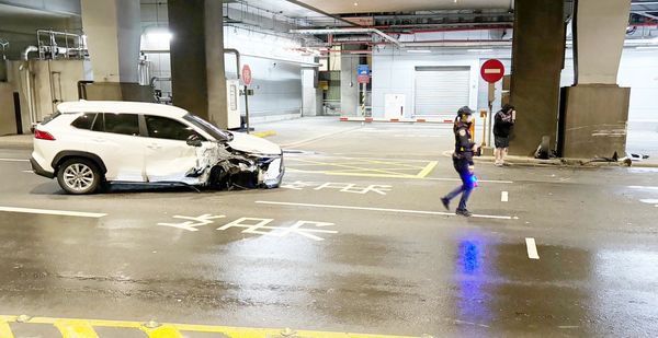 ▲桃園市莊姓女子今天凌晨零時許駕駛租賃車行經桃園機場航站南路時失控自撞路邊邊柱，現場邊柱有明顯撞擊痕跡。（圖／航警局提供）