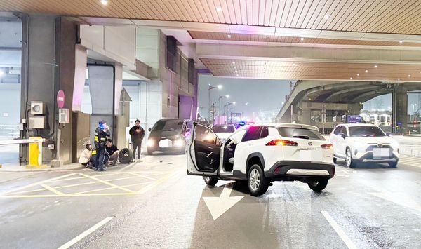 ▲桃園市莊姓女子今天凌晨零時許駕駛租賃車行經桃園機場航站南路時失控自撞路邊邊柱，員警到場處理，肇事的莊女則在路旁接受酒測。（圖／航警局提供）