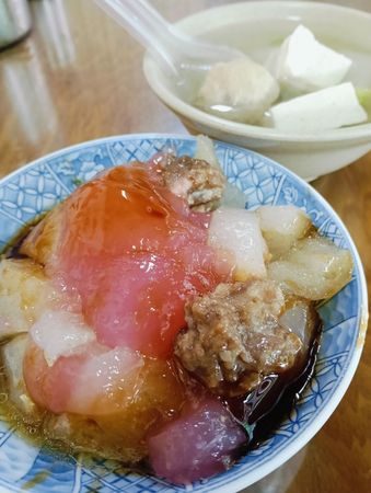 ▲▼南投集集美食-水里肉圓-粉紅色肉圓讓人瘋狂不已，綜合湯一碗才20元也太便宜了吧。（圖／部落客芽月授權提供）