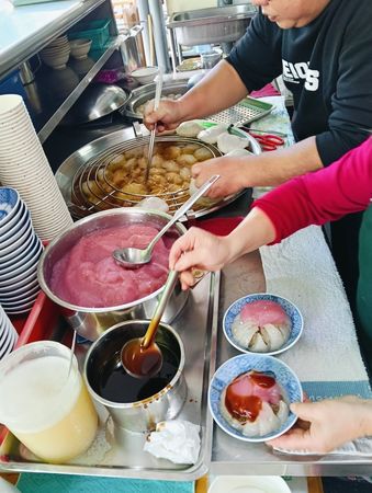 ▲▼南投集集美食-水里肉圓-粉紅色肉圓讓人瘋狂不已，綜合湯一碗才20元也太便宜了吧。（圖／部落客芽月授權提供）