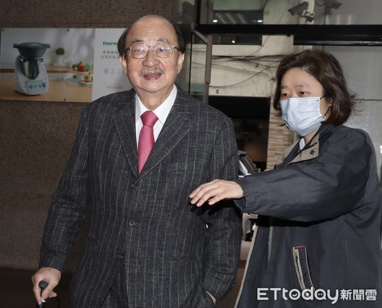 ▲▼柯建銘 王世堅聯訪時 柯建銘路過 問誰在講 知道是王世堅時 沒有回應 民進黨中常會。（圖／記者屠惠剛攝）