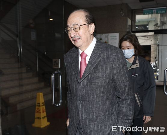 ▲▼柯建銘 王世堅聯訪時 柯建銘路過 問誰在講 知道是王世堅時 沒有回應 民進黨中常會。（圖／記者屠惠剛攝）