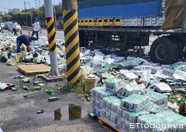 ▲▼畫面曝光！聯結車下橋轉彎「大量啤酒」噴出　散落滿地全報廢了。（圖／記者賴文萱翻攝）
