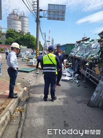 ▲▼畫面曝光！聯結車下橋轉彎「大量啤酒」噴出　散落滿地全報廢了。（圖／記者賴文萱翻攝）