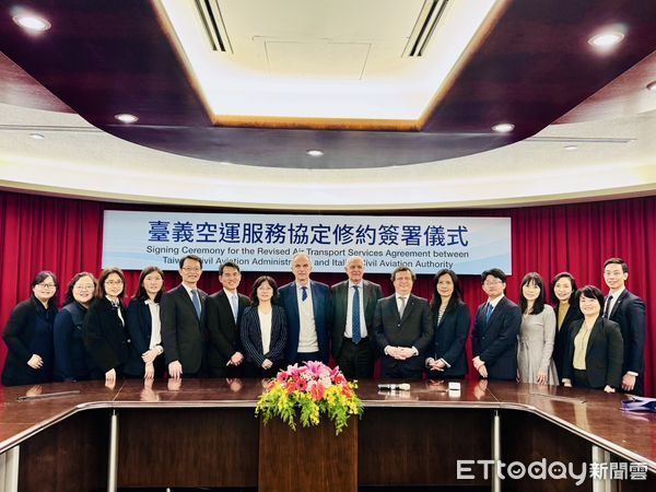 ▲▼臺義空運服務協定修約簽署後，我國民航局長何淑萍（左7）、義大利民航局主席Pierluigi Umberto Di Palma（左8）、義大利駐臺代表及外交部、交通部、兩國民航官員與我國航空業者合影。（圖／民航局提供）