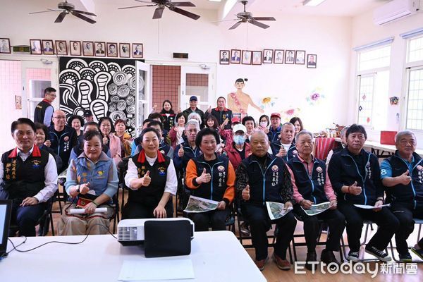 ▲▼嘉邑行善團數十位理監事團員視察壽豐鄉忠橋改建工程，現場聽取簡報。（圖／花蓮縣政府提供，下同）