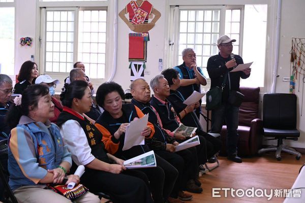 ▲▼嘉邑行善團數十位理監事團員視察壽豐鄉忠橋改建工程，現場聽取簡報。（圖／花蓮縣政府提供，下同）