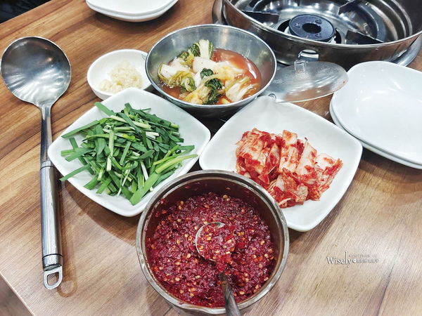 ▲▼首爾明洞雞一隻 명동닭한마리︱平價好吃中文介紹，近捷運與教堂。（圖／部落客wisely授權提供）