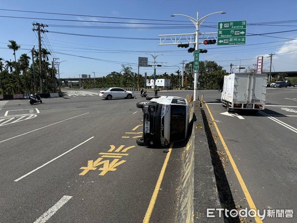 ▲潮州鎮太平路與潮隆路口交通事故，自小客翻覆            。（圖／記者陳崑福翻攝）