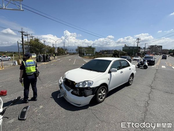 ▲潮州鎮太平路與潮隆路口交通事故，自小客翻覆            。（圖／記者陳崑福翻攝）