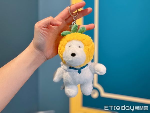 ▲▼可不可推春季新品「旺情水」，加碼首度打造「成哥鳳梨造型玩偶吊飾」。（圖／記者蕭筠攝）