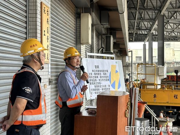 ▲台南區處舉辦誓師大會，動員自營工班及承攬商人力共109人、大型機具及車輛共46輛投入穩定供電行動，強化設備系統韌性，讓民眾瞭解台電穩定供電的決心。（圖／記者林東良翻攝，下同）