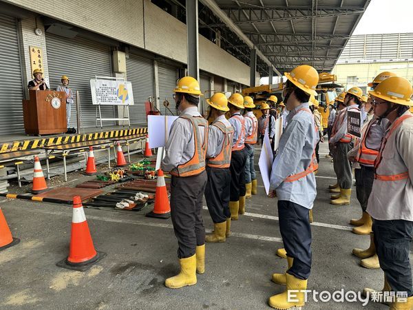 ▲台南區處舉辦誓師大會，動員自營工班及承攬商人力共109人、大型機具及車輛共46輛投入穩定供電行動，強化設備系統韌性，讓民眾瞭解台電穩定供電的決心。（圖／記者林東良翻攝，下同）
