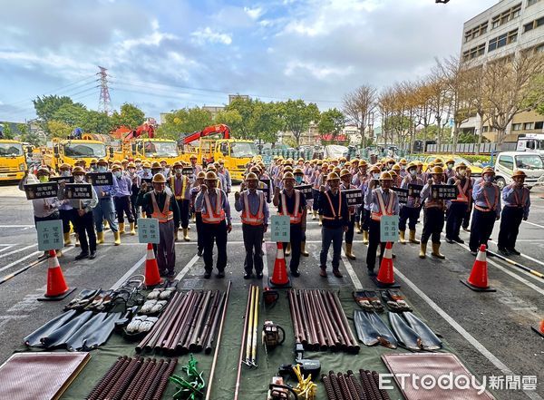 ▲台南區處舉辦誓師大會，動員自營工班及承攬商人力共109人、大型機具及車輛共46輛投入穩定供電行動，強化設備系統韌性，讓民眾瞭解台電穩定供電的決心。（圖／記者林東良翻攝，下同）