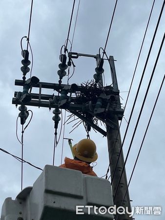 ▲台南區處舉辦誓師大會，動員自營工班及承攬商人力共109人、大型機具及車輛共46輛投入穩定供電行動，強化設備系統韌性，讓民眾瞭解台電穩定供電的決心。（圖／記者林東良翻攝，下同）