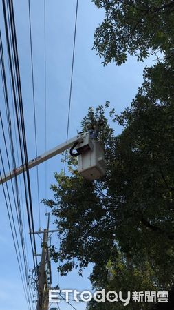 ▲台南區處舉辦誓師大會，動員自營工班及承攬商人力共109人、大型機具及車輛共46輛投入穩定供電行動，強化設備系統韌性，讓民眾瞭解台電穩定供電的決心。（圖／記者林東良翻攝，下同）