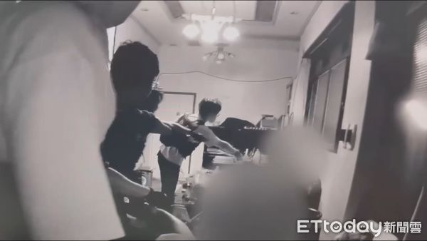 ▲嘉義警方日前攻堅一間製毒工廠 ，起獲大量毒品槍枝          。（圖／記者翁伊森翻攝）