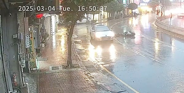 ▲桃園市黃姓女子昨天傍晚駕車沿中壢區興和路往環北路方向行駛，撞上直行女騎士，圖為碰撞瞬間畫面。（圖／翻攝自臉書《八卦村－行車紀錄器影片上傳中心》）