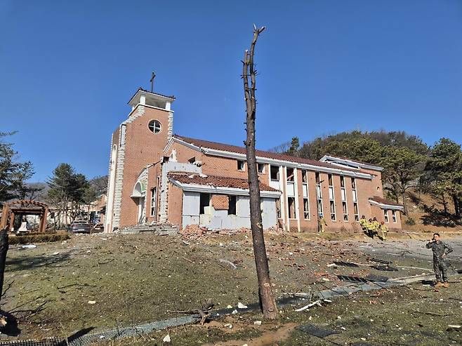 ▲▼南韓京畿道抱川市，6日上午美韓聯合軍演，疑似戰鬥機誤擊砲彈，導致砲彈波及毀損教會與民宅。（圖／翻攝自News1）