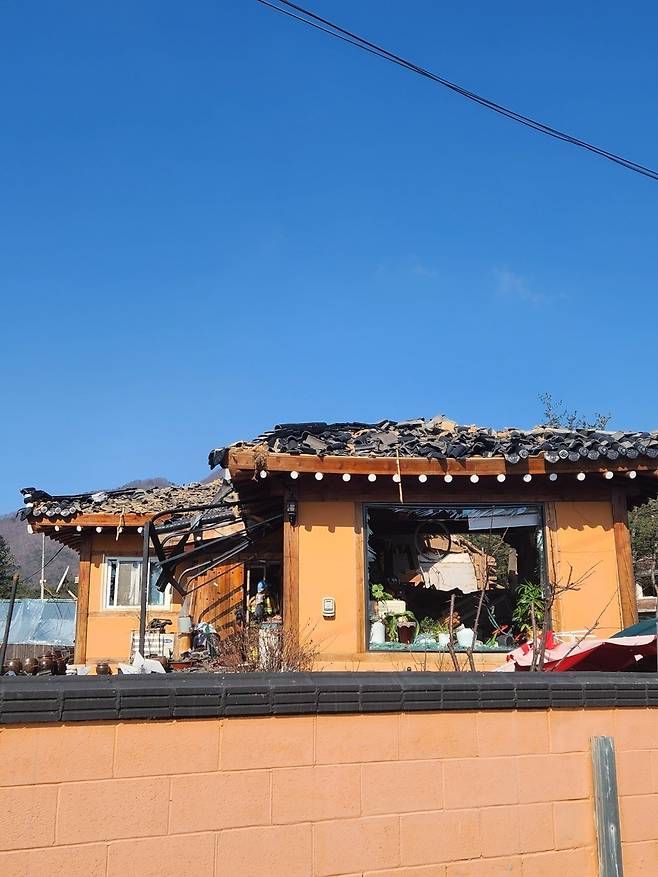 ▲▼南韓京畿道抱川市，6日上午美韓聯合軍演，疑似戰鬥機誤擊砲彈，導致砲彈波及毀損教會與民宅。（圖／翻攝自News1）