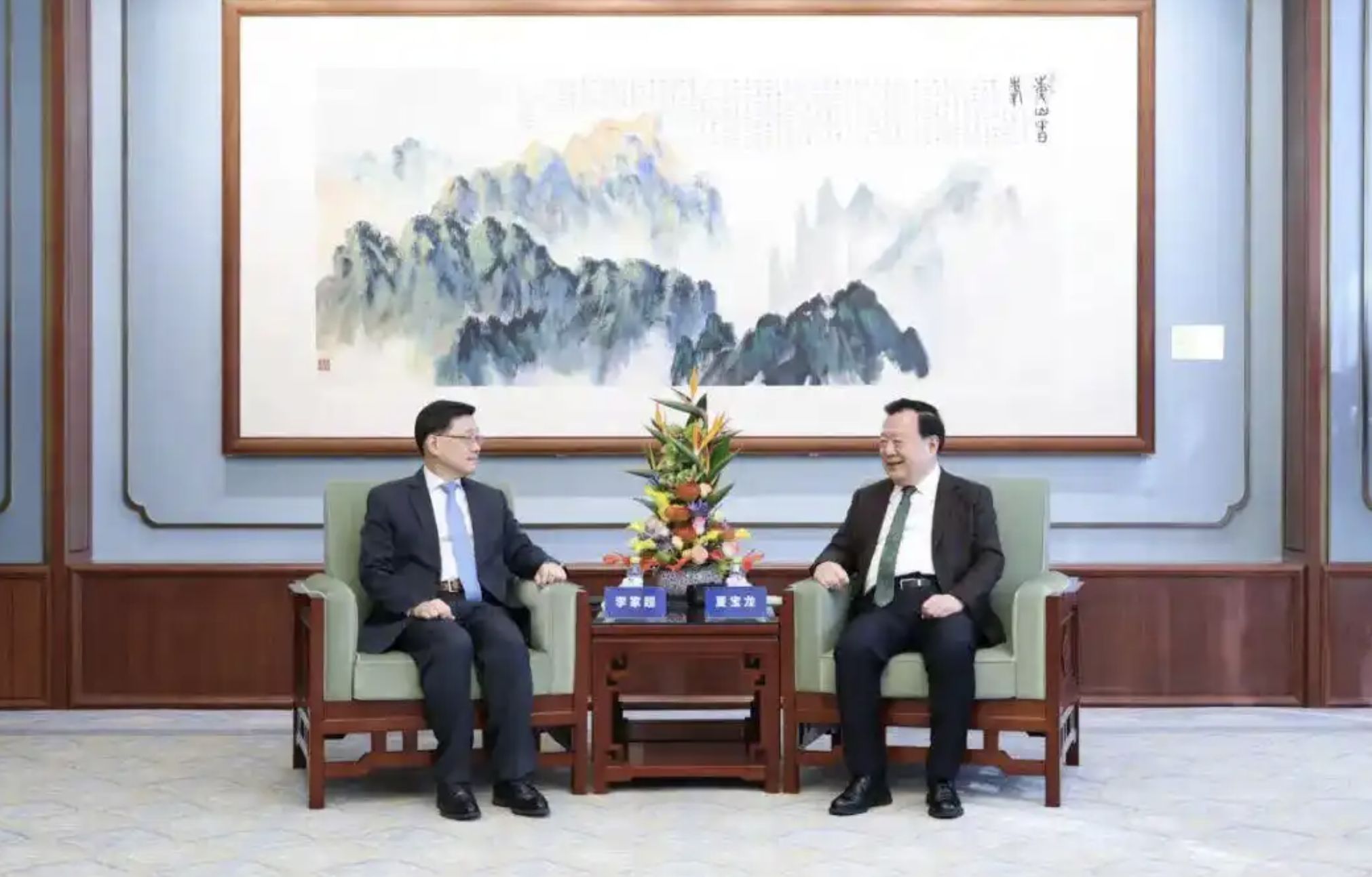 ▲大陸港澳辦主任夏寶龍在北京與香港特首李家超會談。（圖／翻攝北京日報）