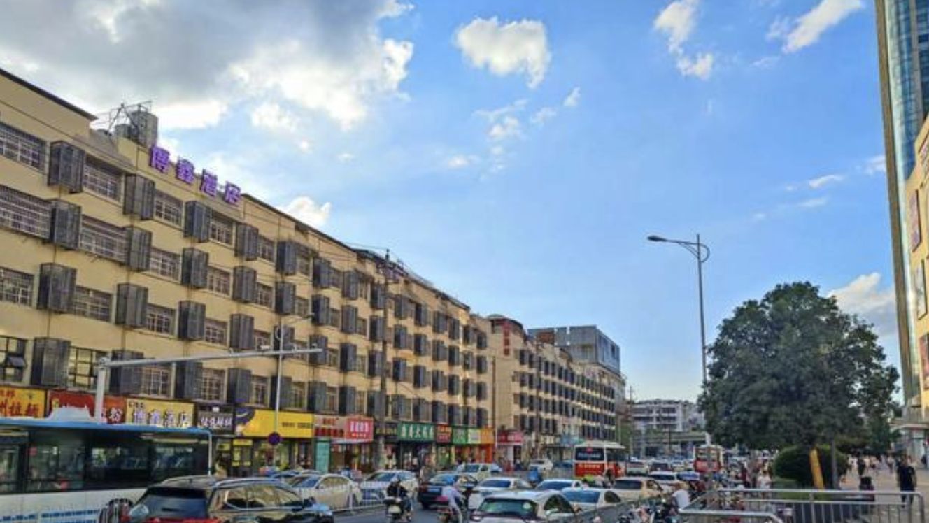 ▲長沙玉蘭路位處交通轉運要道，吸引各種餐飲小吃店聚集，十分熱鬧。（圖／翻攝微博）