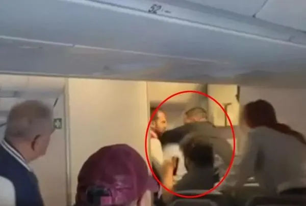 ▲▼Plus Ultra日前有一名乘客在飛行途中試圖打開緊急逃生門，所幸他的失控行為及時被機組人員制止，才未釀成大禍。（圖／翻攝自IG）