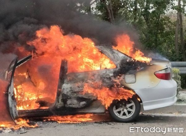 ▲▼台中后里汽車故障莫名起火，造成1死1傷。（圖／民眾提供，下同）