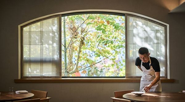 已經歷過兩回搬遷的「Mingles」，如今坐擁大面窗外綠意，讓主廚姜珉九很滿意。（翻攝網路）