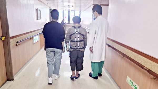 ▲▼曾詩惟醫師透過「胸椎至腰椎精準神經減壓及內固定術」使病人擺脫癱瘓。（圖／部立台北醫院提供）