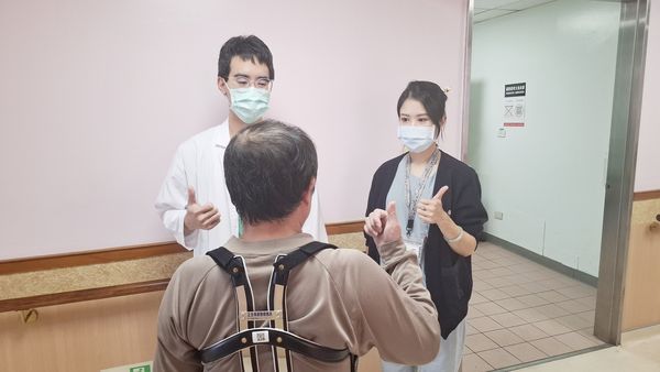 ▲▼病人陳先生感謝醫護全力救治，開心出院（圖／部立台北醫院提供）