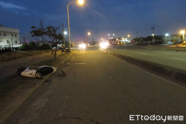 ▲台中市烏日區發生重大車禍，騎士自撞路緣石不治。（圖／記者許權毅翻攝）