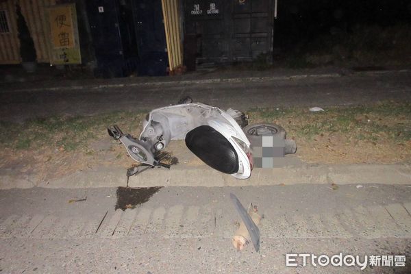 ▲台中市烏日區發生重大車禍，騎士自撞路緣石不治。（圖／記者許權毅翻攝）