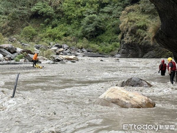 ▲一名男子（左）於惠蓀林場林道13K九仙溪受困沙洲，獲消防隊救出。（圖／記者高堂堯翻攝，下同）