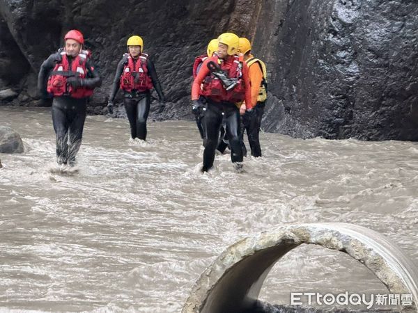 ▲獲救男子（右）。
