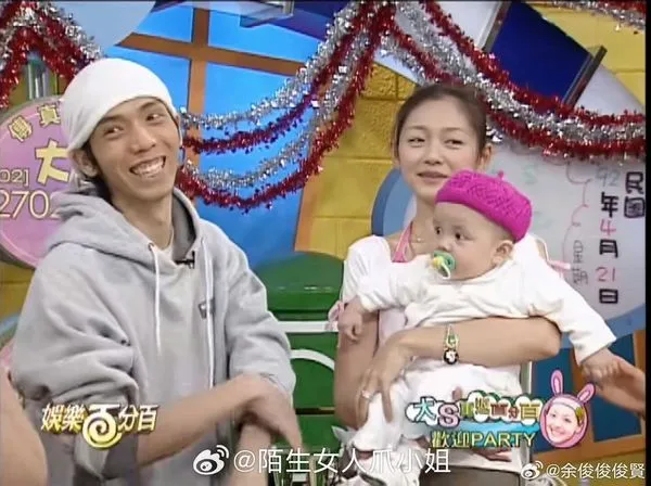 ▲小炳當年帶女兒上大小S主持的《娛樂百分百》。（圖／翻攝網路）