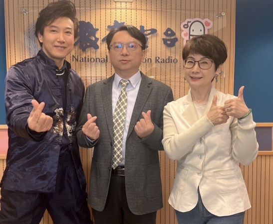 ▲葉樹姍(右起)呂校長與陳鴻。（圖／陳鴻提供）